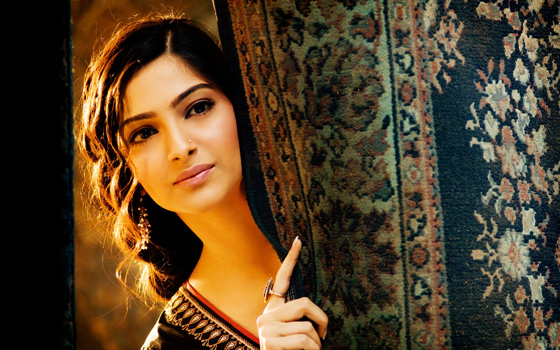 http://www.theplace.ru/archive/sonam_kapoor/img/sonam_kapoor_1920_12.jpg