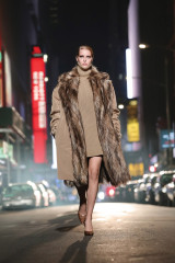Michael Kors Fall/Winter 2021 Fashion Show in New York фото №1321658