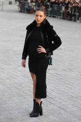 Adele Exarchopoulos – Louis Vuitton Show at Paris Fashion Week  фото №946119