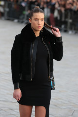 Adele Exarchopoulos – Louis Vuitton Show at Paris Fashion Week  фото №946121