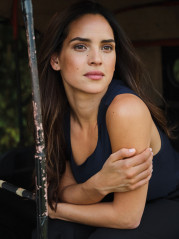 Adria Arjona фото