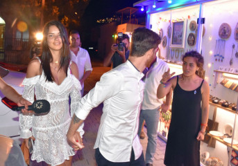Adriana Lima at a Restaurant for a Dinner in Bodrum, Turkey фото №982050