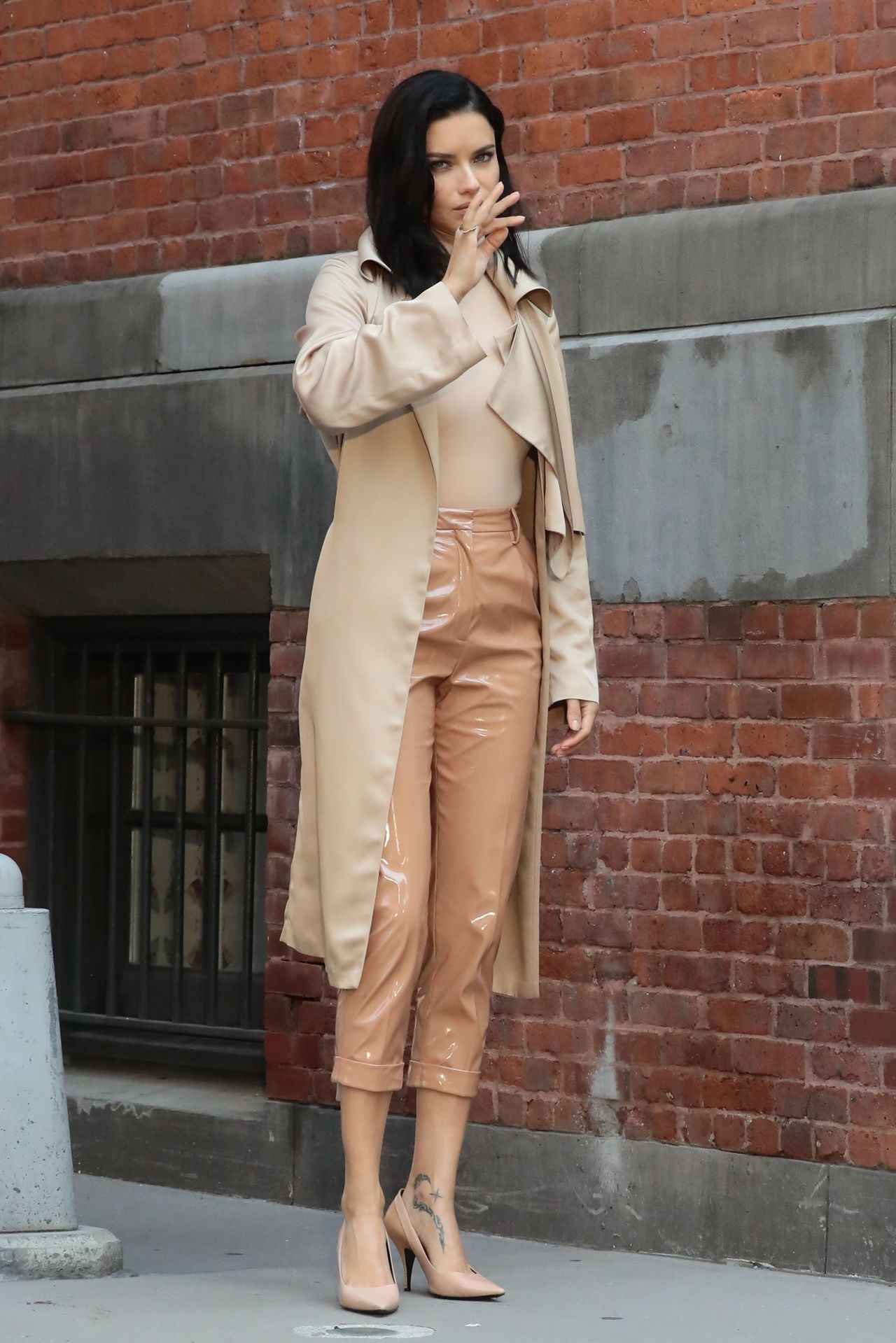 Адриана Лима - Adriana Lima фото №1106401 - Adriana Lima in a Beige