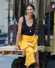 Adriana Lima in a Yellow Skirt with a Blue Singlet Top – Photoshoot in NYC фото №1064075