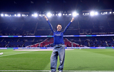 Adriana Lima at Paris Saint-Germain FC x Olympique de Marselha фото №1414210