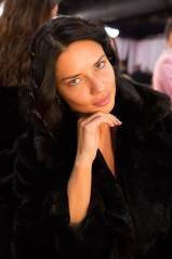 Adriana Lima – Victoria’s Secret Fashion Show Backstage 2018 фото №1115116