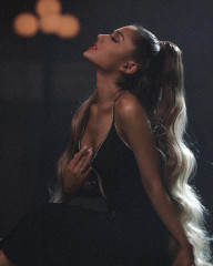 Ariana Grande - Music Video Breathin (2018) фото №1117628