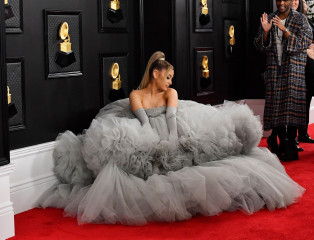 Ariana Grande - 62nd Grammy Awards in Los Angeles 01/26/2020 фото №1243702