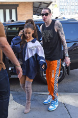 Ariana Grande - Shopping at Sephora in NY 06/29/2018 фото №1081683