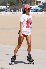 Alessandra Ambrosio Goes For Rolling Blade Stroll On Santa Monica Beach фото №1213184