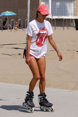 Alessandra Ambrosio Goes For Rolling Blade Stroll On Santa Monica Beach фото №1213183