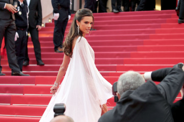 Alessandra Ambrosio – 2019 Cannes Film Festival Opening Ceremony фото №1175346