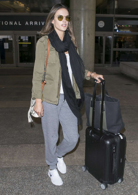Alessandra Ambrosio at LAX airport in Los Angeles фото №1057639
