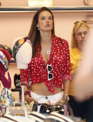 Alessandra Ambrosio at the Gucci store on Rodeo Drive in Beverly Hills фото №1062082