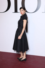 Alexandra Daddario-Dior Fashion Show in Paris фото №1339178