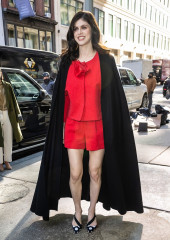 Alexandra Daddario-Carolina Herrera Show at New York Fashion Week фото №1337637