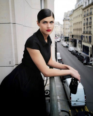Alexandra Daddario-Dior Fashion Show in Paris фото №1339168
