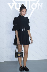 Alicia Vikander - Louis Vuitton Cruise 2020 Spin-Off Show in Seoul 10/31/2019 фото №1230434