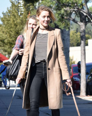 Amber Heard with her dogs out in Los Feliz фото №936085