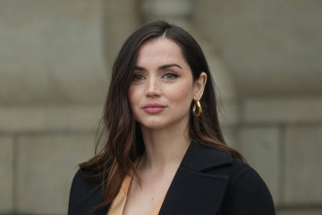 Ana de Armas - Louis Vuitton FW 2023-2024 Show at PFW 03/06/2023 фото №1365939