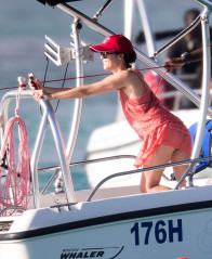  Andrea Corr in Short Summer Dress on a boat in Barbados фото №930821