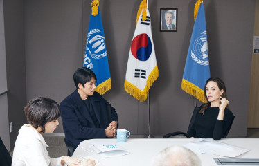 Angelina Jolie - Meeting with UNHCR Goodwill Ambassador in Seoul 11/03/2018  фото №1116208