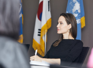Angelina Jolie - Meeting with UNHCR Goodwill Ambassador in Seoul 11/03/2018  фото №1116207