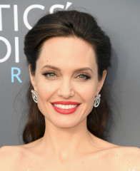 Angelina Jolie - Critics Choice Awards 01/11/2018 фото №1030211