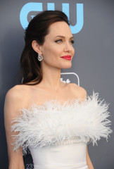 Angelina Jolie - Critics Choice Awards 01/11/2018 фото №1030210