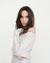 Angelina Jolie by Mary Rozzi for The Guardian Weekend (2021) фото №1310620