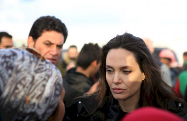 Angelina Jolie - Zaatari, Jordan - Visting the Zaatari Camp 01/28/2018 фото №1036472