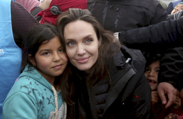Angelina Jolie - Zaatari, Jordan - Visting the Zaatari Camp 01/28/2018 фото №1036474