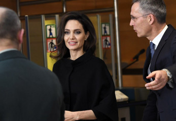Angelina Jolie Visit NATO Headquarters for Press Conference in Brussels 01/31/18 фото №1037464