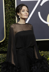 Angelina Jolie – Golden Globe Awards 2018 фото №1028764