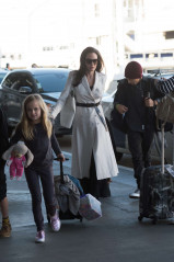 Angelina Jolie with her kids at Los Angeles International Airport фото №947298