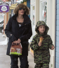Angelina Jolie with her kids out in Crested Butte фото №931492