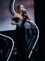 Ани Лорак - Жара Music Awards 2018 - на сцене фото №1166637