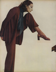 Anjelica Huston ~ US Vogue September 1972 by Richard Avedon  фото №1375019