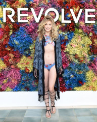 AnnaLynne McCord – REVOLVE Festival at Coachella in Palm Springs  фото №956524