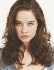 Anna Popplewell фото