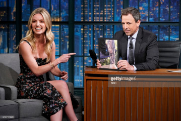 Annabelle Wallis - Late Night with Seth Meyers 06/12/2018 фото №1088106