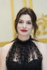 Anne Hathaway – “The Hustle” Press Conference in NYC фото №1169620