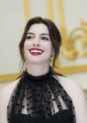 Anne Hathaway – “The Hustle” Press Conference in NYC фото №1169623