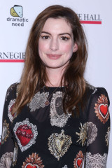 Anne Hathaway – The Children’s Monologues Benefit in New York фото №1169625
