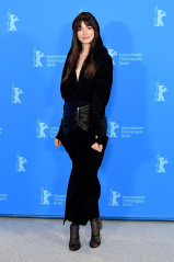Anne Hathaway - 'She Came to Me' Photocall at the Berlinale 02/16/2023 фото №1364529