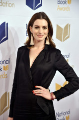 Anne Hathaway – National Book Awards 2017 in New York City фото №1012970