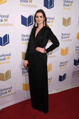 Anne Hathaway – National Book Awards 2017 in New York City фото №1012971