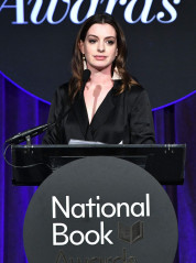 Anne Hathaway – National Book Awards 2017 in New York City фото №1012969