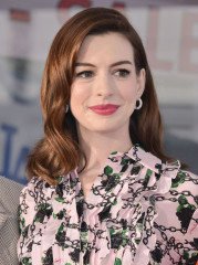 Anne Hathaway – Honored With a Star on the Hollywood Walk of Fame фото №1183735