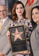 Anne Hathaway – Honored With a Star on the Hollywood Walk of Fame фото №1183736